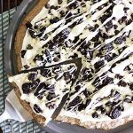 cookies cream dessert pizza.