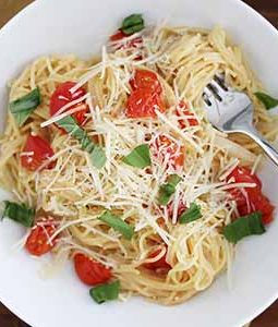 one pot pasta with tomatoes and basil