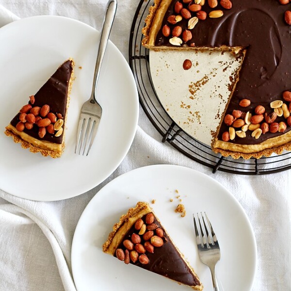 chocolate peanut butter pretzel tart on plates.