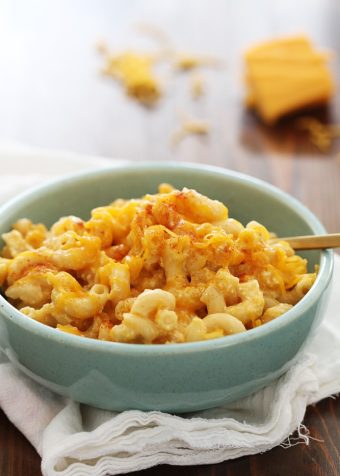 creamy slow cooker macarnoi and cheese in bowl