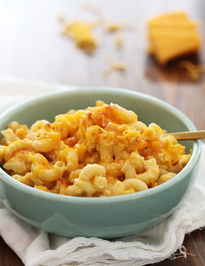 creamy slow cooker macarnoi and cheese in bowl