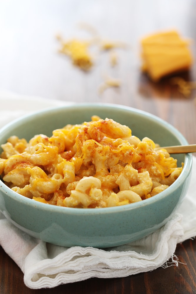 creamy slow cooker macarnoi and cheese in bowl