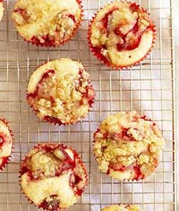 strawberry crumble muffins