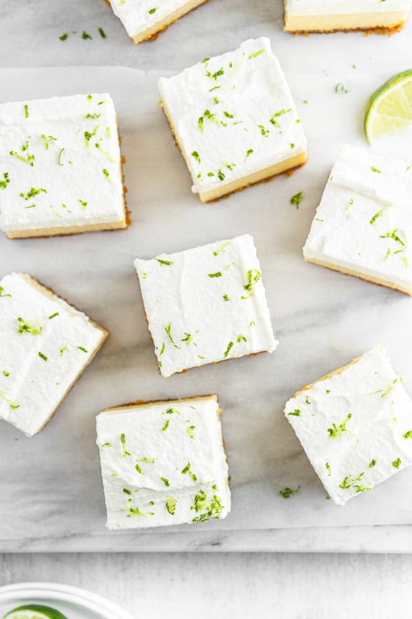 overhead shot van Key Lime Pie Bars op een oppervlak