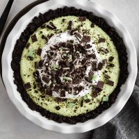 grasshopper pie in a pie plate on a surface