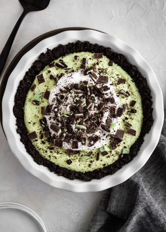 grasshopper pie in a pie plate on a surface