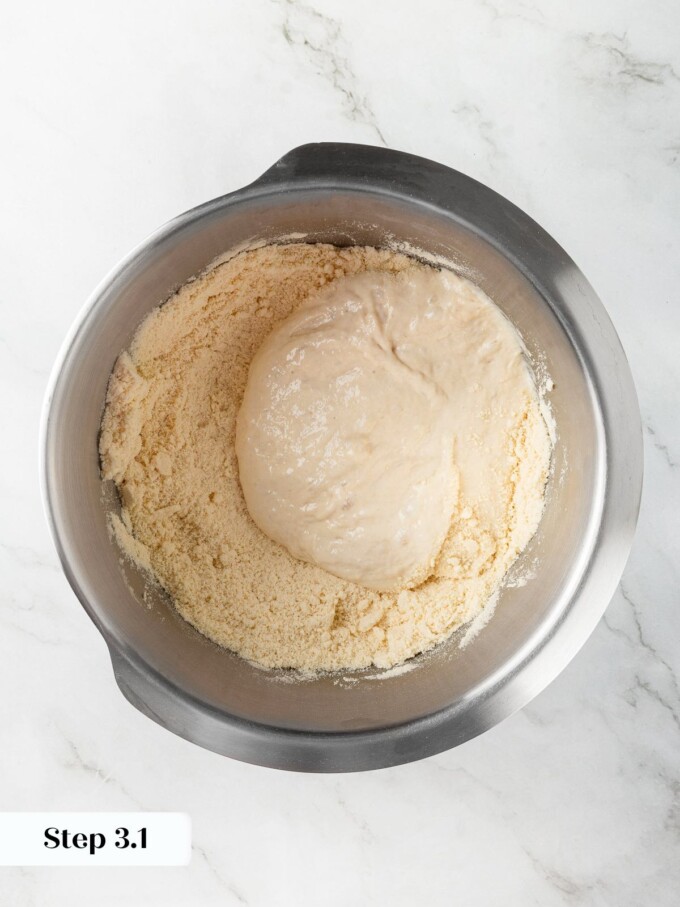Le levain est ajouté aux ingrédients secs pour commencer à créer la pâte à biscuits hirsute.