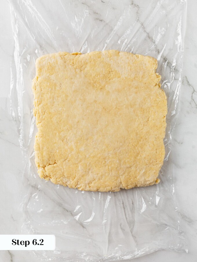Un carré de pâte repose après le réfrigérateur, ce qui permet de garder le beurre au frais pour les couches croustillantes.