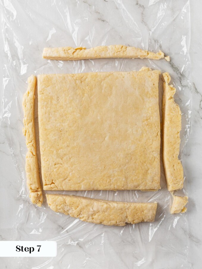 Les bords de la pâte sont coupés proprement pour rehausser la hauteur et la définition des couches de biscuits.