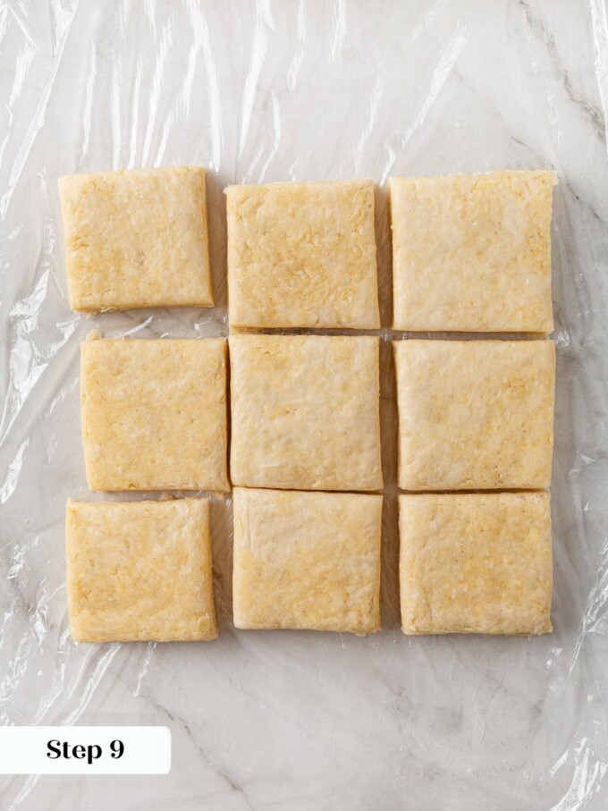 Coupez la pâte en neuf carrés de taille égale, de taille égale avant la cuisson.