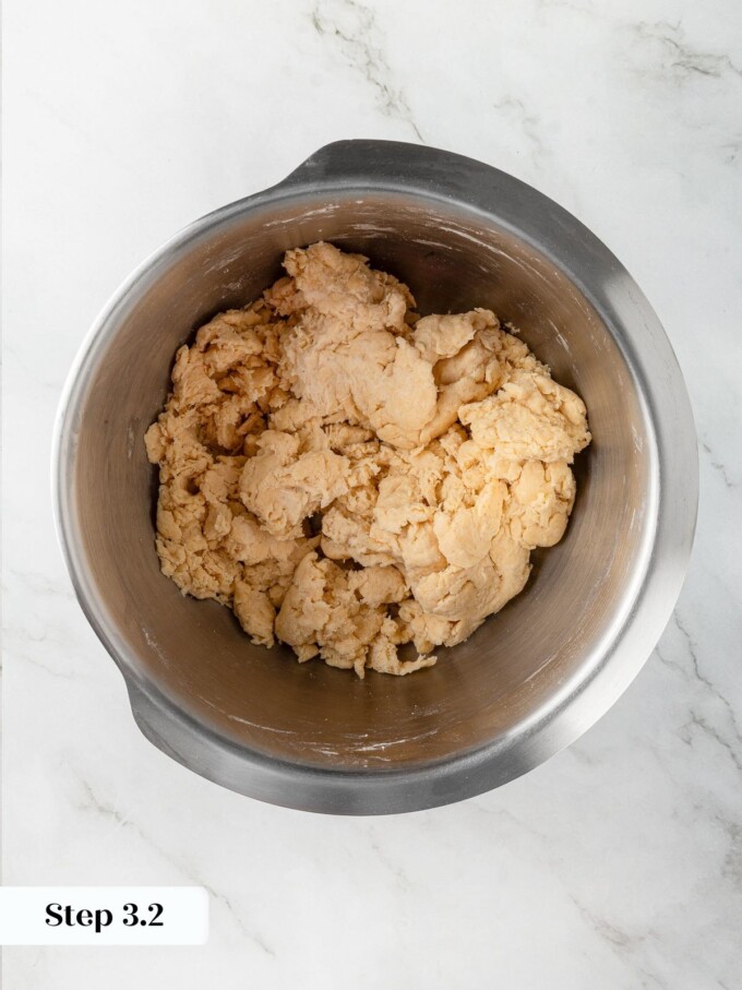 Une pâte hirsute se forme après avoir mélangé le levain avec les ingrédients secs avant de l'humidifier.