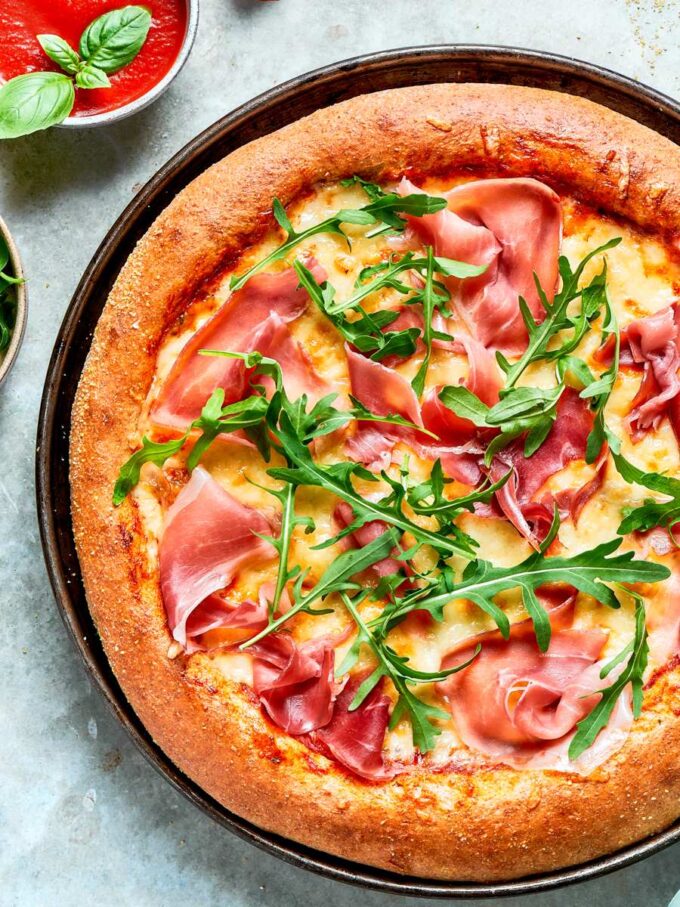 Pâte à pizza au blé entier – Fille contre pâte
