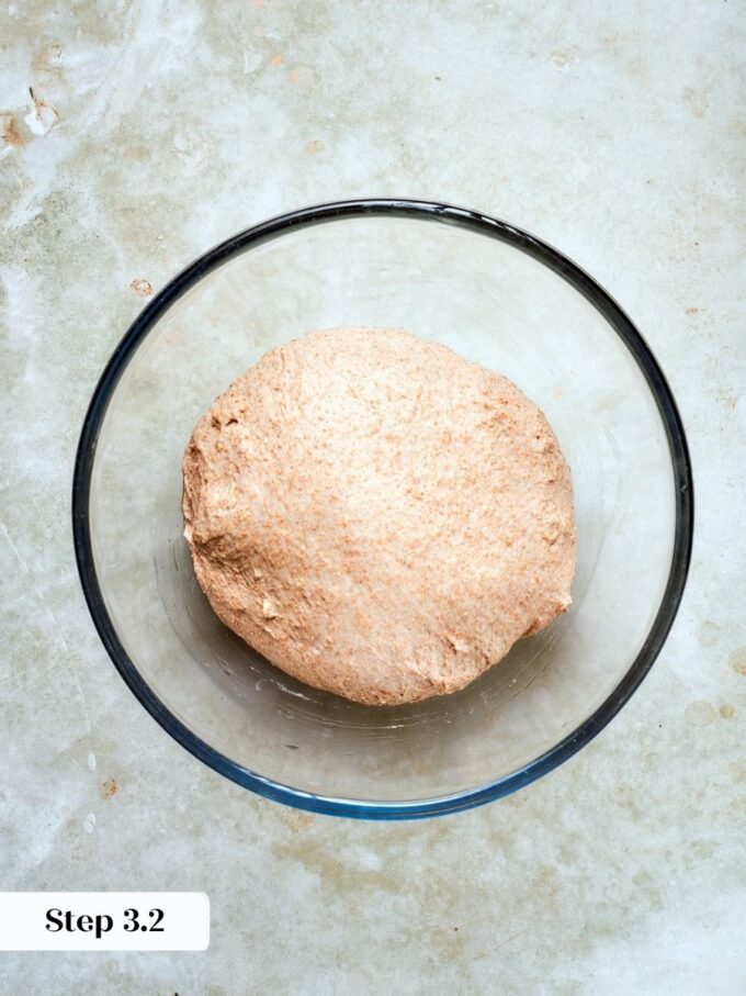 Pâte à pizza au blé entier - Fille contre pâte 3 Un bon pétrissage développe du gluten qui permet à la pâte à pizza de blé entier de se dilater sans se déchirer plus tard.