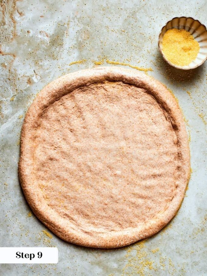 Pâte à pizza au blé entier - Fille contre pâte 5 Étirer cette pâte fine sans la déchirer prouve que la pâte à pizza au blé entier peut être merveilleusement extensible.